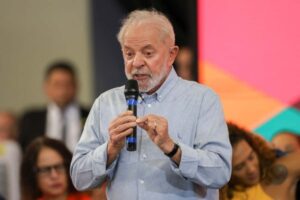 Cientistas brasileiros precisam ‘criar vergonha’ e desenvolver IA nacional, afirma Lula