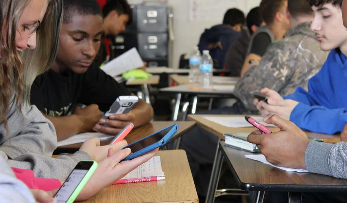 Governador da California quer acabar com smartphones nas escolas