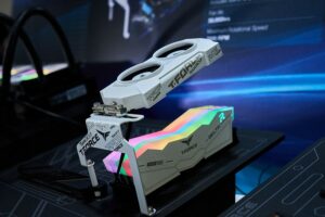 Team Group revela T-Force Dark AirFlow 5, cooler para memória RAM que parece uma placa de vídeo