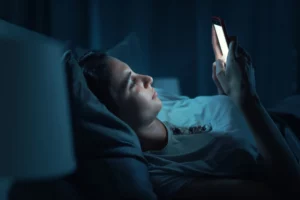 Usar o celular antes de dormir não irá afetar qualidade do seu sono