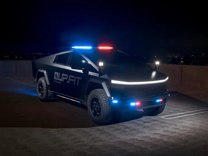 Só falta o Robocop: Tesla Cybertruck é adaptado e vira carro de polícia
