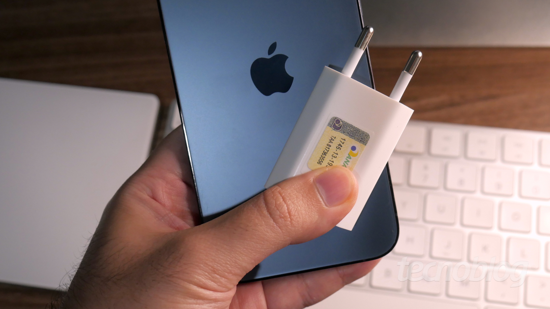 Apple é condenada a indenizar dono de iPhone no Brasil por ausência de carregador na caixa