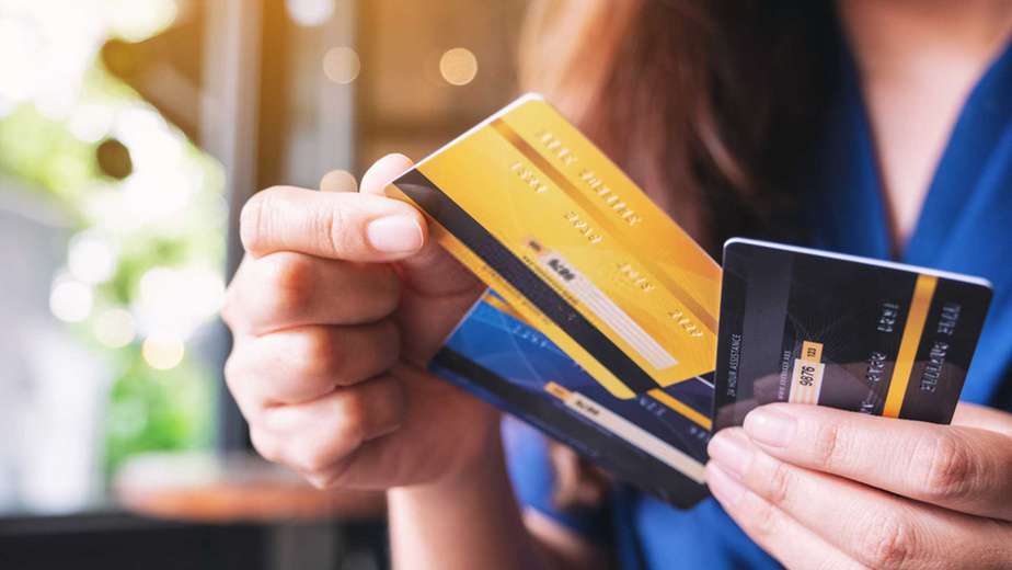62% dos brasileiros com cartão de crédito preferem parcelar compras a pagar à vista, mostra pesquisa