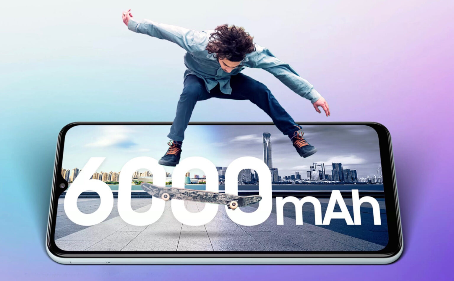 Smartphone exibe o texto "6000 mAh" em destaque na tela, enquanto um rapaz salta com skate sobre o aparelho em um fundo degradê lilás e azul