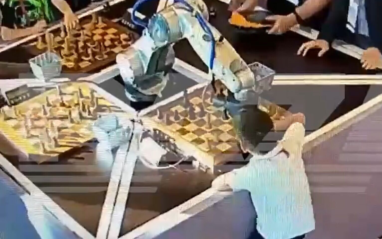 Robô jogador de xadrez trapaceia e xinga seus adversários humanos